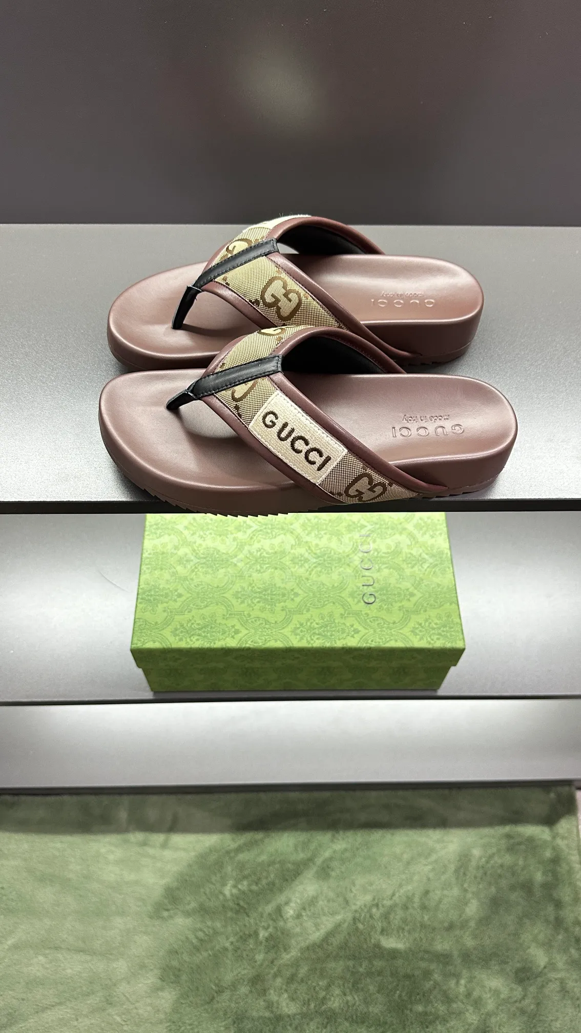 [G Family Couple Style] P: 300💰Female size 36~40 Men's size 39~45, (46. Custom-made Unisex GG slippers This slipper is made of GG polyester fiber and is decorated with a Gucci label on the front, adding a striking logo feel to the style. Beige GG recycled polyester fiber Unisex leather trim "Gucci Made in Italy" embroidered label Rubber sole Flat Made in Italy